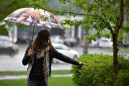 Россиянам объяснили особенности ношения масок во время дождя