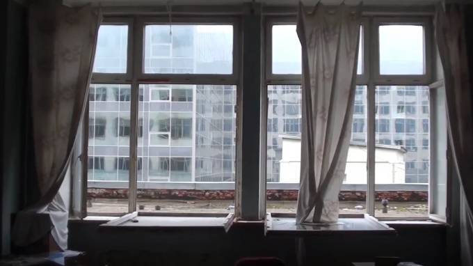 Петербурженка обнаружила на балконе повешенного на веревке 15-летнего брата