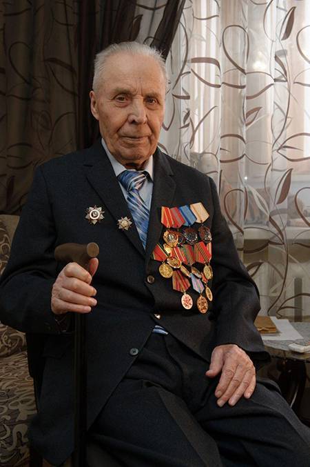 Свердловские полицейские помогли получить паспорта ветерану Великой Отечественной войны и труженикам тыла