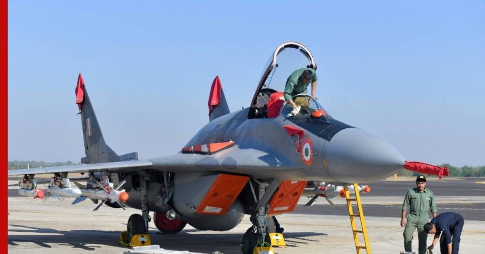СМИ сообщили о крушении самолета индийских ВВС