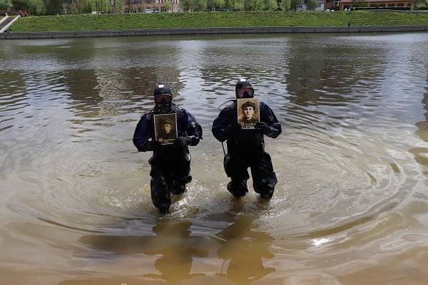 «Бессмертный полк» не организовывал шествие водолазов по дну реки с портретами ветеранов