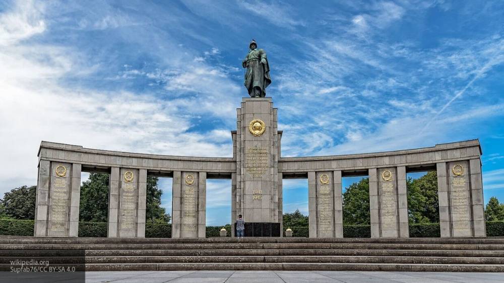 Посол РФ в ФРГ возложил венки к Мемориалу павшим советским воинам в Берлине