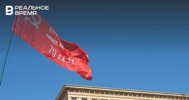 В казанском парке Победы на 50-метровый флагшток подняли Знамя Победы