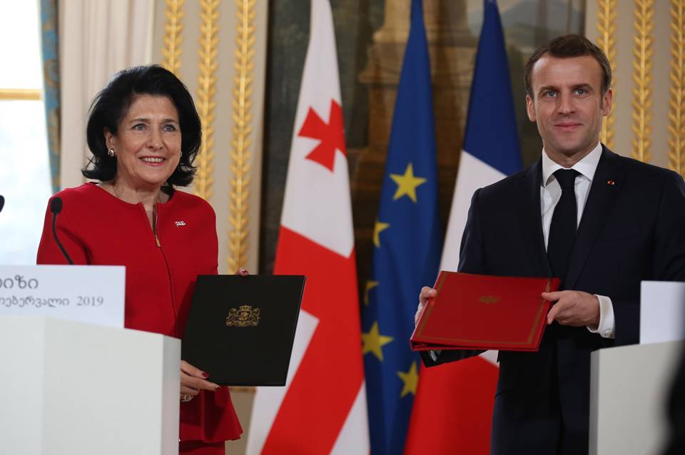 Президент Франции обсудил с Зурабишвили концепцию безопасного туризма