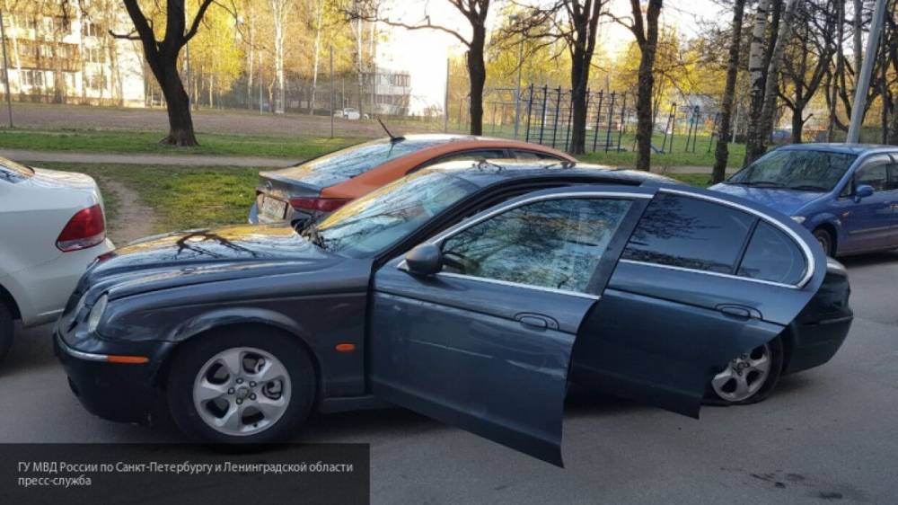 Пьяного водителя Jaguar задержали со стрельбой в Петербурге