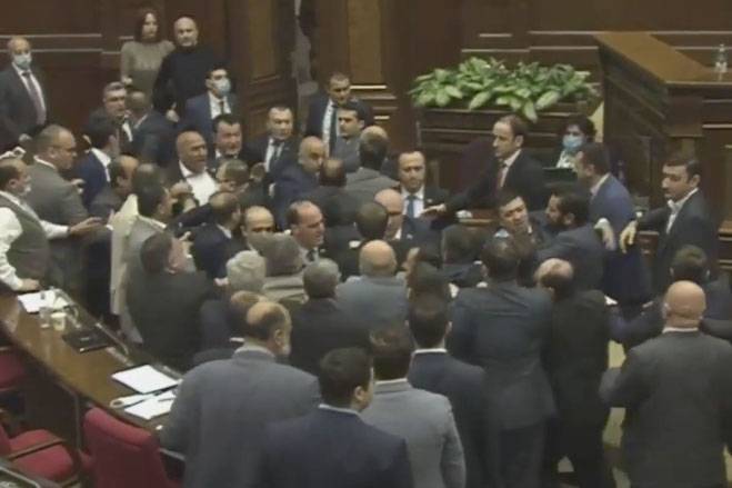 Драка депутатов в парламенте Армении попала на видео