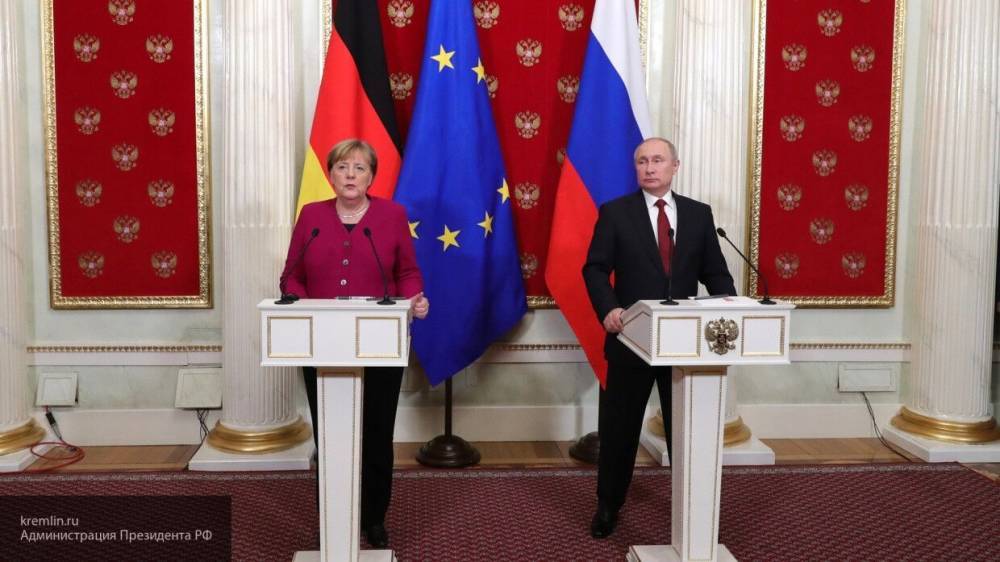 Путин и Меркель созвонились в преддверии Дня Победы