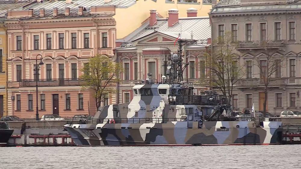 Военные корабли пришвартовались у набережных Петербурга ко Дню Победы.