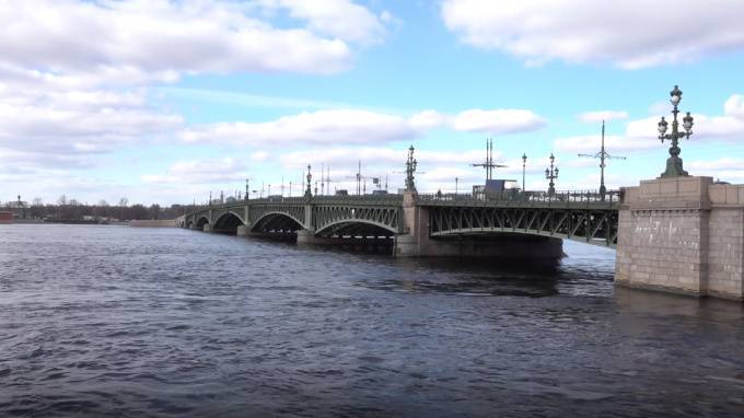 В ночь на 9 мая мосты в Петербурге разведут по обычному графику