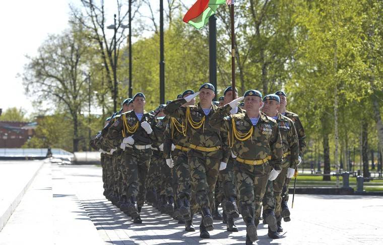 Лукашенко пригласил на парад Победы переболевших коронавирусом