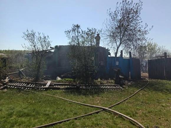 В Курганской области — новый пожар из-за детской шалости: сгорели дом и сарай
