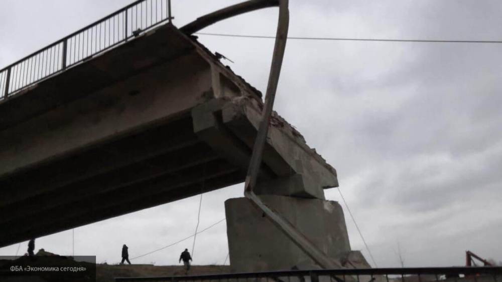 Один человек пострадал при обрушении пешеходного моста на трассе под Тюменью