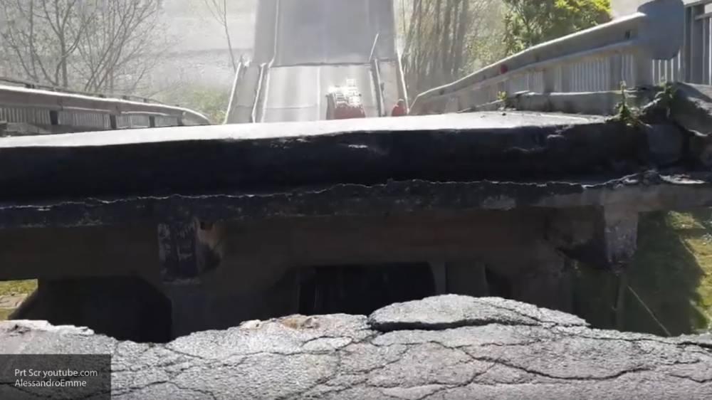 Сотрудники ГИБДД перекрыли федеральную трассу из-за обрушения моста под Тюменью