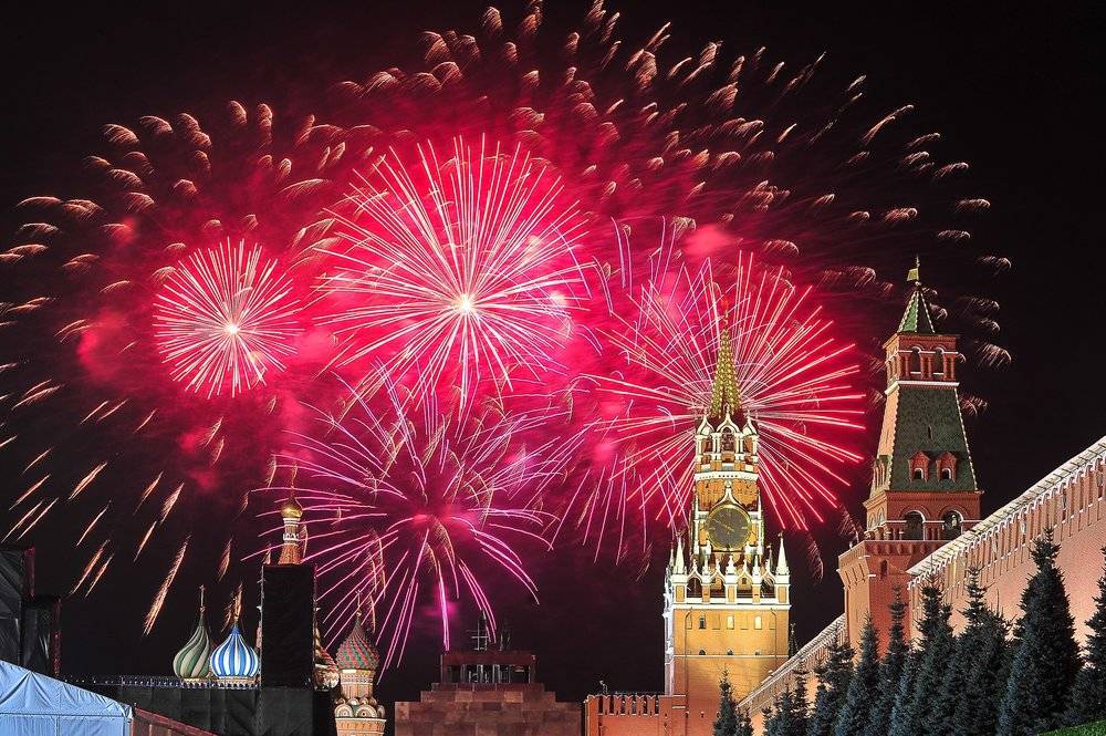 Портал «Окно в город» покажет онлайн-трансляцию салютов ко Дню Победы в Москве