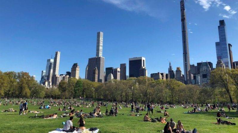 Нью-Йорк может ограничить вход в парки, чтобы предотвратить скопления людей