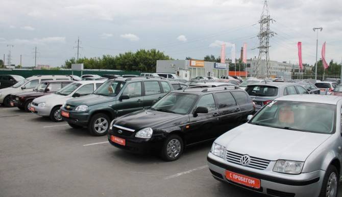 Средняя цена автомобиля с пробегом в РФ падает второй месяц подряд