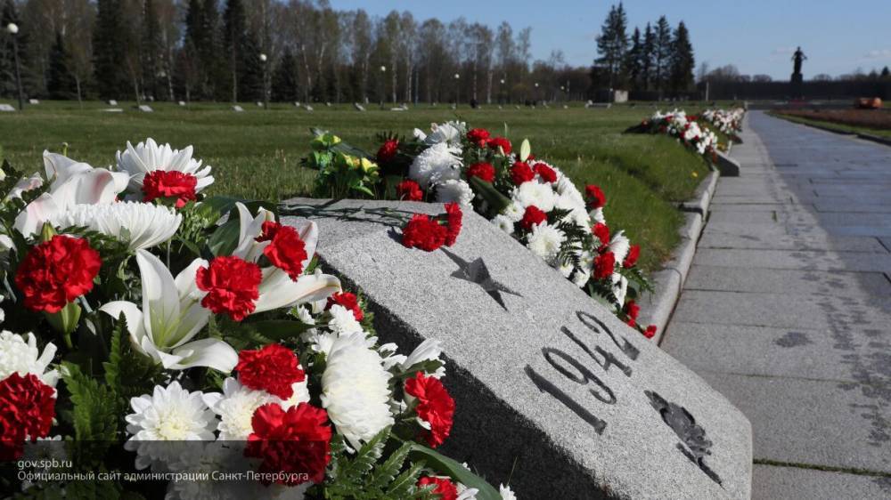 Беглов от имени всех петербуржцев возложил цветы к Вечному огню на Пискаревском кладбище