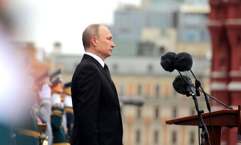 Путин связал попытки переписать историю с политической борьбой
