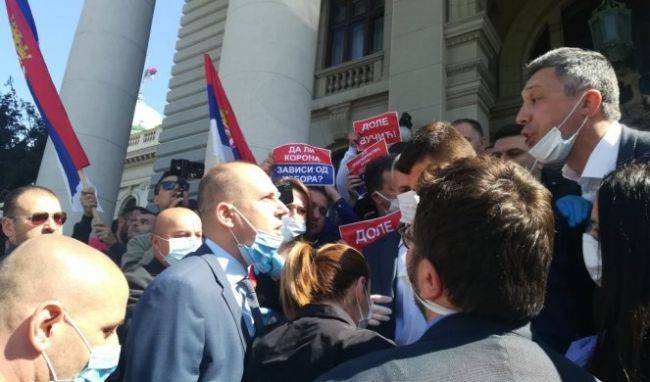 Сербские оппозиционеры напали на депутата и министра на пороге парламента