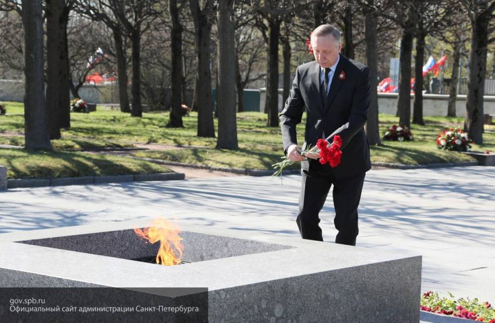 Беглов возложил цветы к вечному огню и монументу на Пискаревском кладбище Петербурга