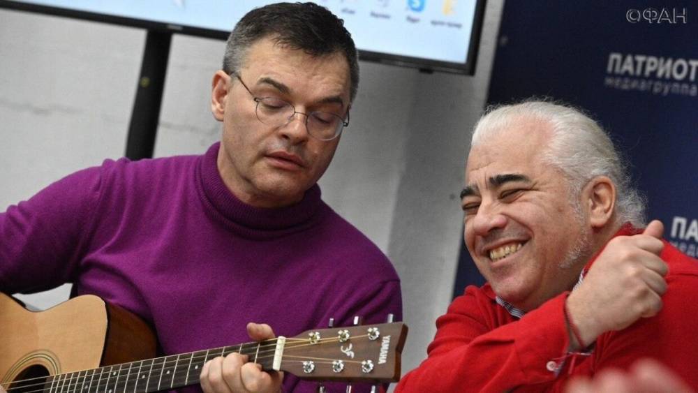 LIVE: Популярные музыканты России исполнят песни Победы в медиацентре «Патриот»