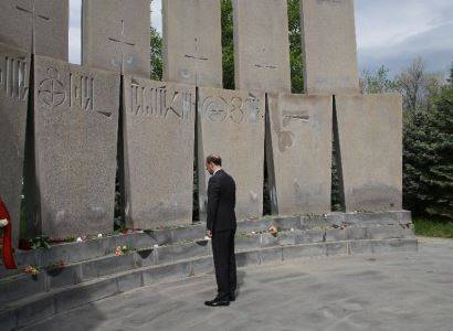 Секретарь Совета безопасности Армении посетил военный пантеон «Ераблур»