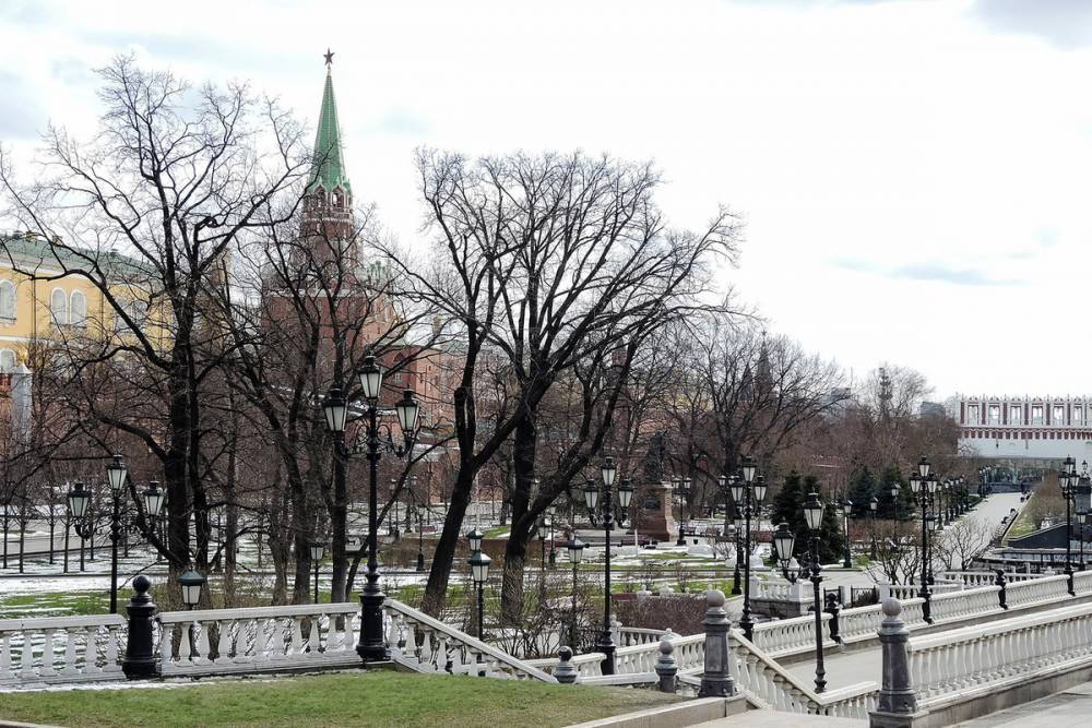 Александровский сад продезинфицировали перед приездом Путина на 9 мая