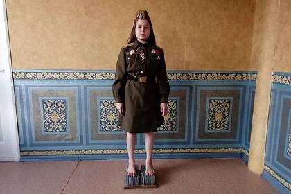 Российская школьница час простояла на гвоздях и посвятила рекорд ветеранам