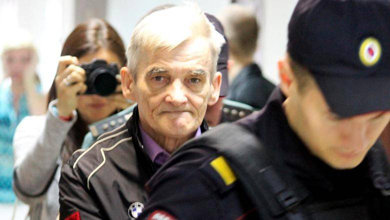 Правозащитники возмущены решением суда оставить историка Дмитриева под стражей