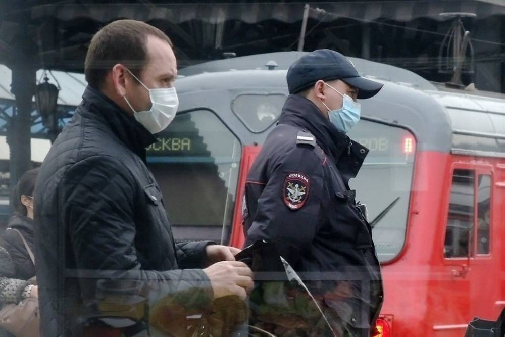 Патрули на улицах Москвы начали напоминать о масках и перчатках