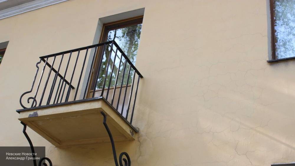 Петербурженка нашла на соседском балконе труп 15-летнего брата
