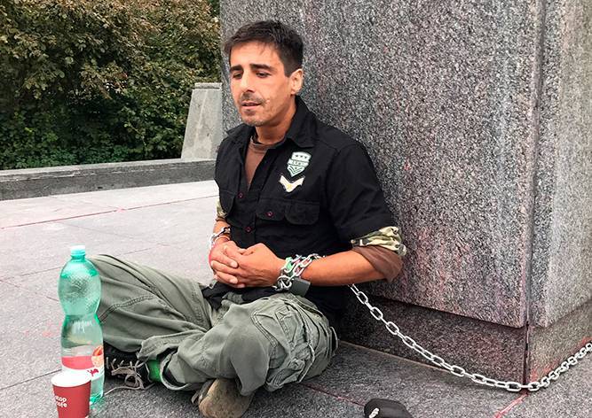 В Праге активист приковал себя к памятнику Коневу: видео