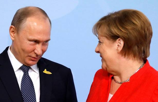 Путин и Меркель обменялись поздравлениями накануне 9 мая