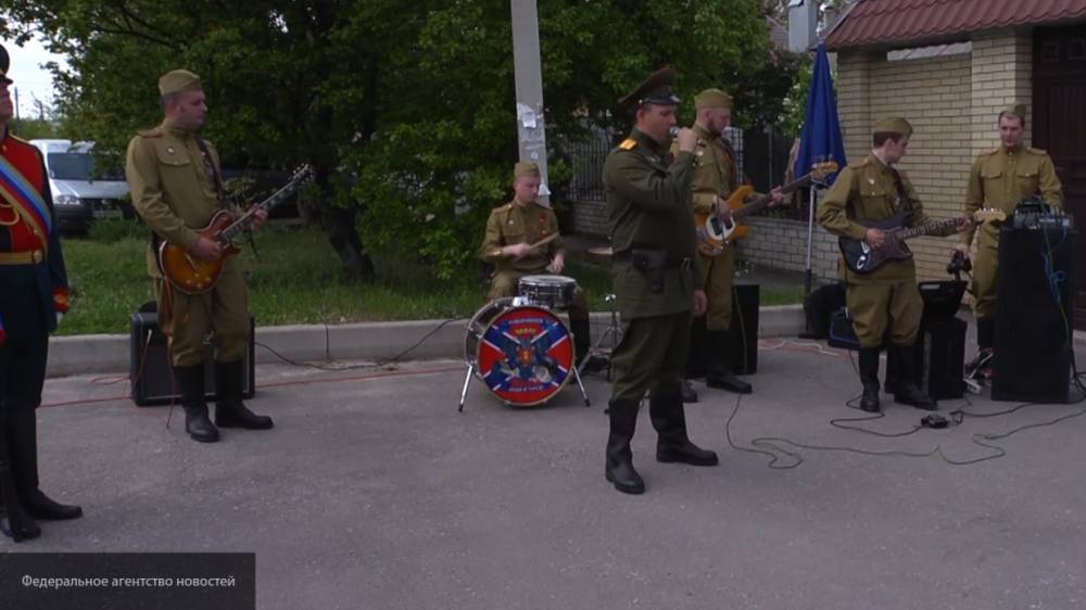 Росгвардейцы поздравили московских ветеранов с Днем Победы во дворах их домов