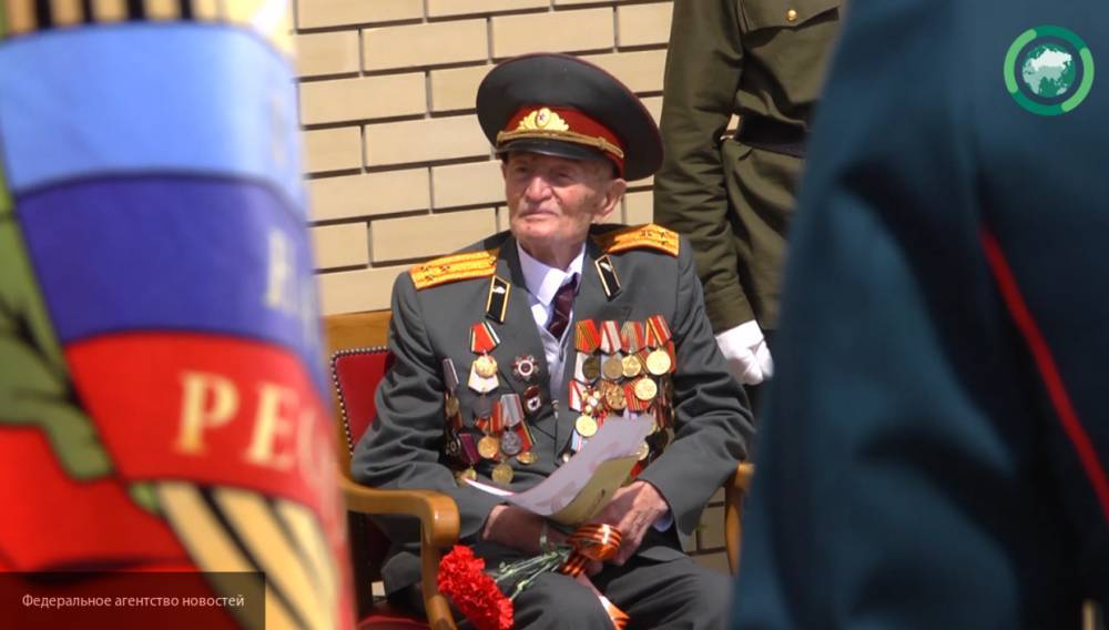 Росгвардейцы провели акцию "Парад у дома ветерана" и поздравили участников ВОВ