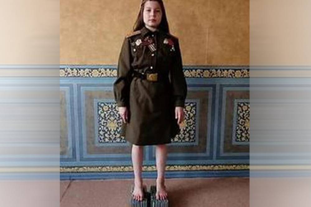 Российская школьница больше часа простояла на гвоздях в честь ветеранов