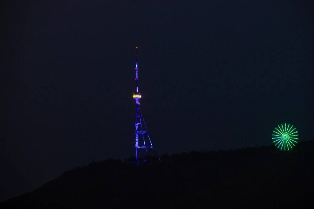 Тбилисскую телевышку подсветили в цвета флага ЕС по случаю Дня Европы