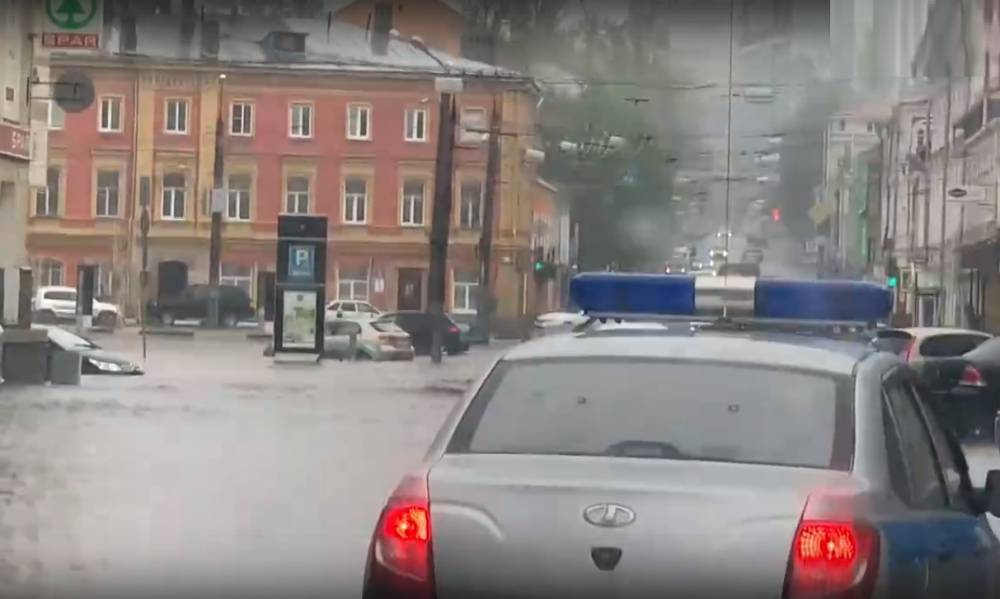 Улицы Нижнего Новгорода затопило после тропического ливня