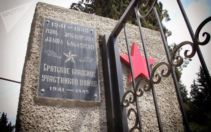 Танк, самоходка и тысячи воинов ВОВ: братские могилы в Тбилиси