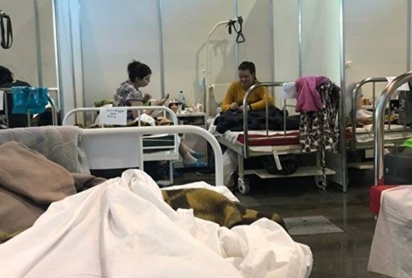 Раскритиковавшую госпиталь в «Ленэкспо» девушку выписали. Оставшиеся пациенты пишут жалобы