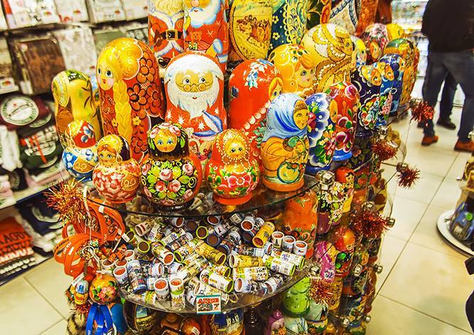 В центре Праги запретят продавать матрешки, ушанки и другие «безвкусные сувениры»