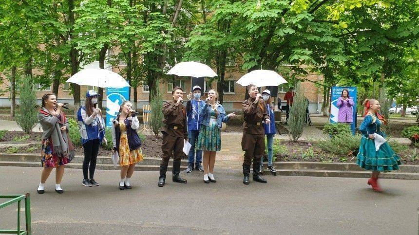 Волонтеры в Ростове-на-Дону поздравили ветеранов с 75-летием Победы в ВОВ