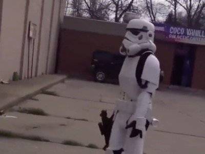 В Канаде полицейские арестовали девушку в костюме штурмовика «Звездных войн» с игрушечным пистолетом