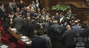 Правозащитники раскритиковали депутатов Армении за драку в парламенте