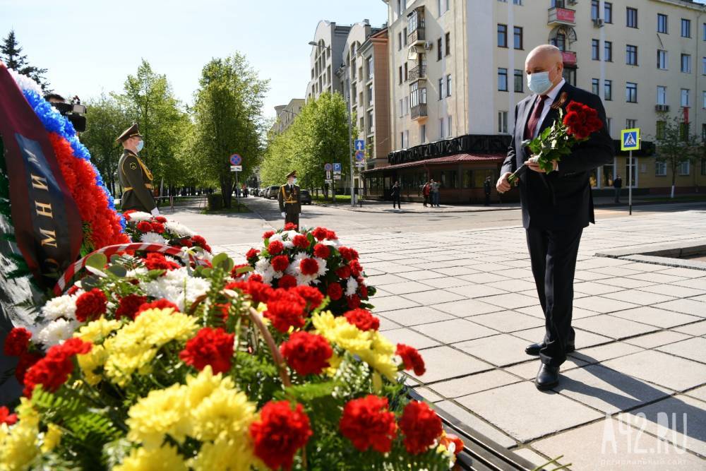 Губернатор Кузбасса возложил цветы к Вечному огню