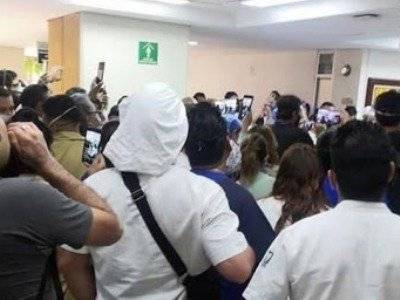 Толпа ворвалась в мексиканскую больницу, чтобы «спасти» пациента с коронавирусом
