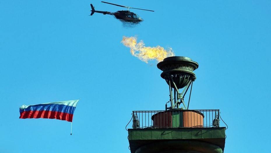 День Победы в Петербурге открыли факелы Ростральных колонн