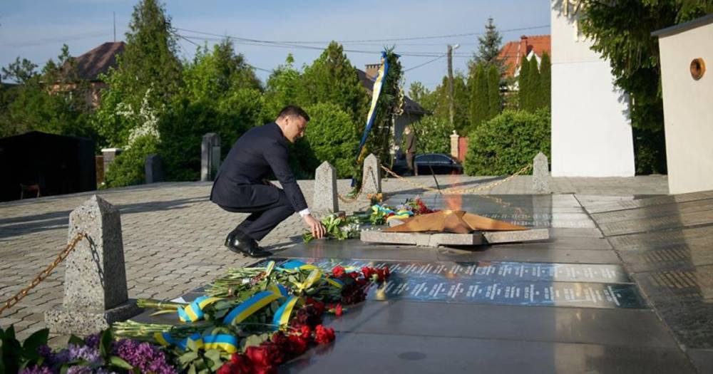 Зеленский возложил цветы у Вечного огня в Киеве