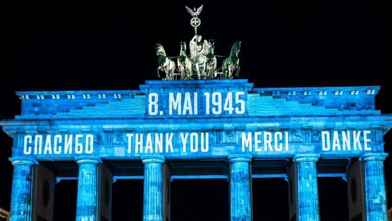 В центре Берлина высветили «спасибо» на четырех языках