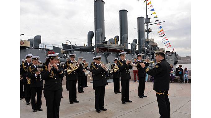 Песни военных лет исполнили на крейсере "Аврора"